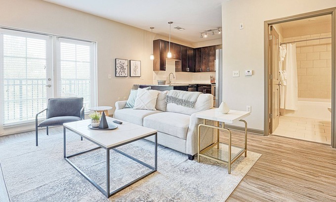 Charleston Apartment | Modern Apartment in Prime Location (ID8476X21)