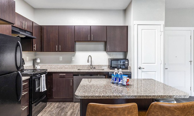 Fairpark Apartment | Modern Apartment in Prime Location (ID4626X4)