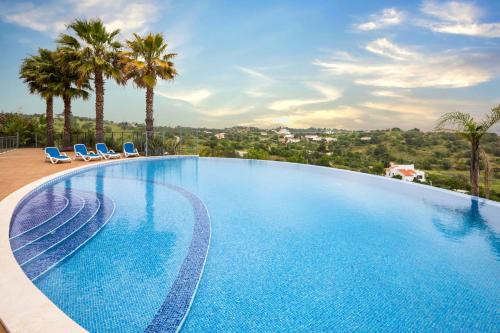 Funchal Apartment | Modern apartment with in-&outside pool, sauna&gym, heating, rooftop terrace with amazing sea&mountains view