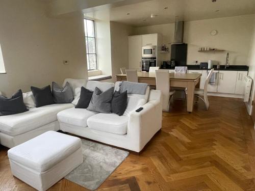 Huddersfield Apartment | Modern apartment with pool table