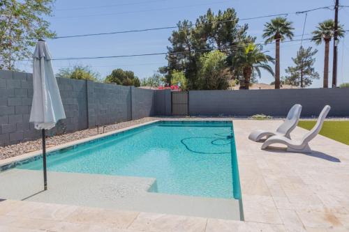 Manana Vista House | Modern Arcadia Lite Oasis Pool Heater BBQ
