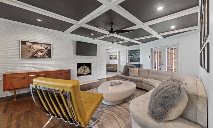 Buckner Terrace - Everglade Park House | Modern Art House: 3-Bedroom Home Private Pool!