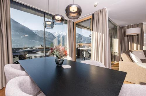Schonbach Apartment | Modern Apartment with Panoramic View