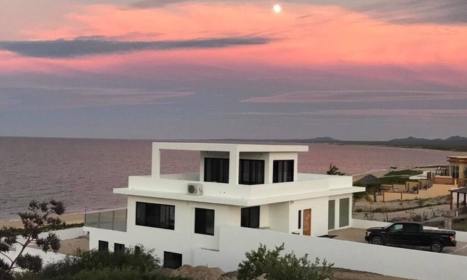 La Ventana House | Modern beachfront 4 bedroom home w/pool and hot tub - South Beach La Ventana