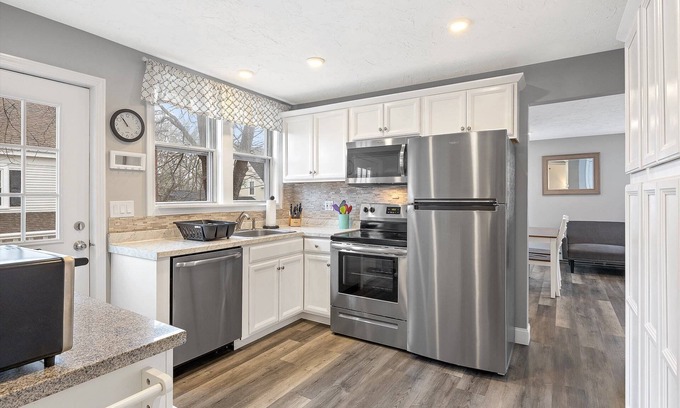 Onset Condo | Modern Beachside Condo in Onset Village: Walk to Dining, Market & Beaches Monthly Rates Available