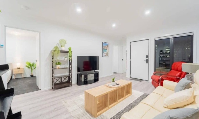 Bendigo House | Modern Bendigo Haven Near Hospital: Comfort & WiFi