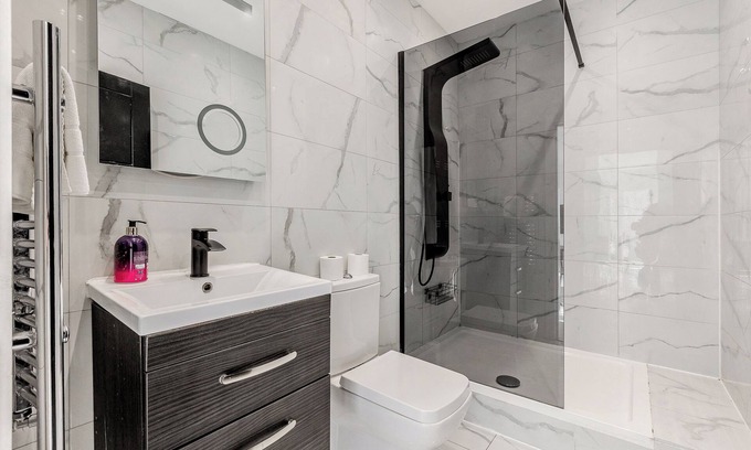 Norwood Green Apartment | Modern & bright 1BR flat in Hanwell, free parking
