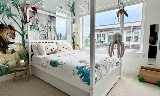 North Vancouver House | Modern bright townhome near mountains and beaches