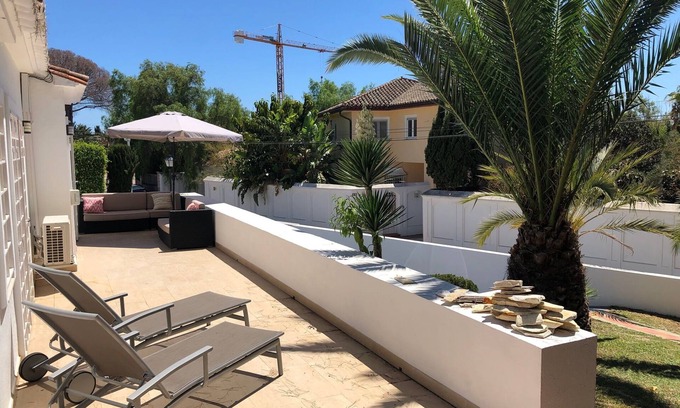 Urbanizacion Marbessa Villa | Modern & Bright family friendly Villa, private Pool & Gardens 300m to Beaches.