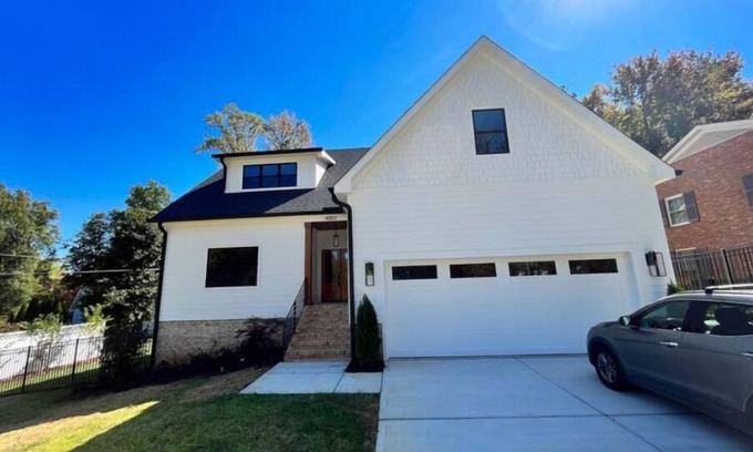 Greensboro House | Modern Bungalow 3 beds 3 baths