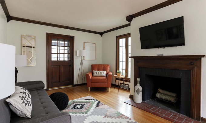Roeland Park House | Modern Bungalow in Cedar St