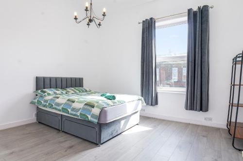 Bury House | Modern Bury Retreat - Free Parking, Easy Manchester Access