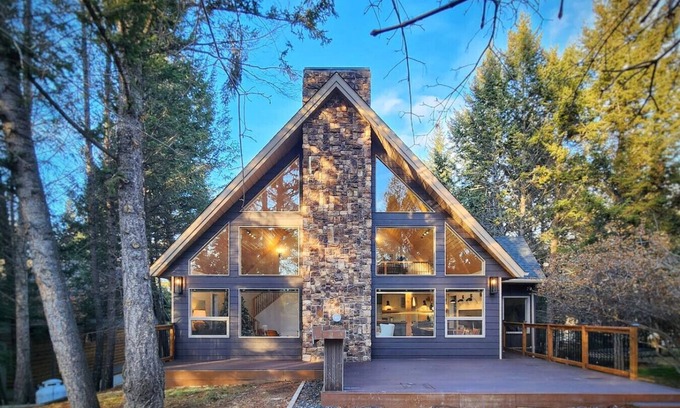 East Kootenay House | Modern Cabin Hot Tub 2 Kings Beach Access