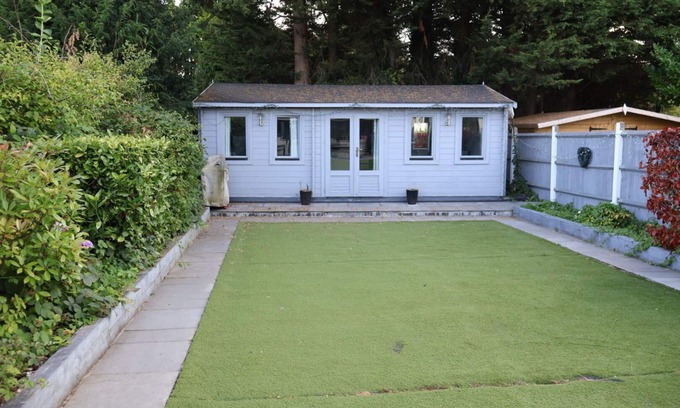 Cray Valley West Cabin | Modern cabin in residential area near 2 train stations with mainlines to London