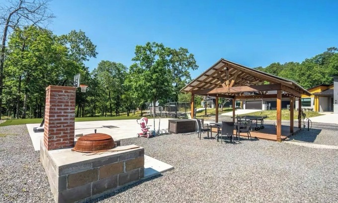 Mid America Cabin | Modern Cabin near Bull Bayou Trailhead!