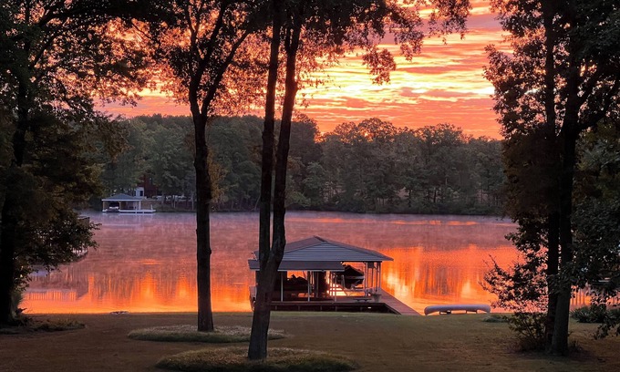 Littleton Cabin | MODERN CABIN, UNBEATABLE LOCATION ON LAKE GASTON- LIZARD CABIN
