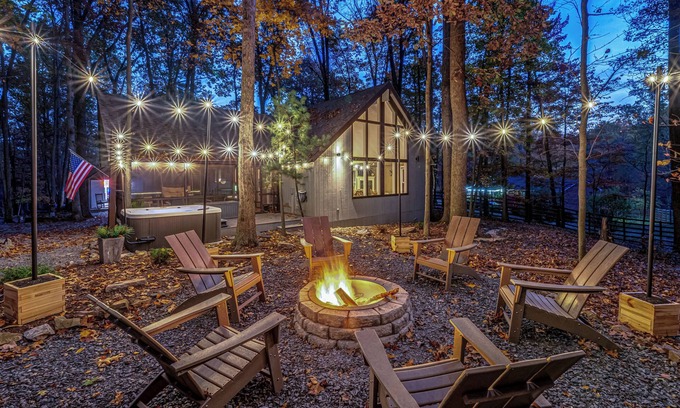 The Woods Cabin | Modern Cabin - w/Hot Tub, Arcade, Fire Pit & Pets + Pool/Pickleball/Gym Access