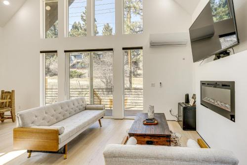 Big Bear House | Modern Cabin with Hot Tub 5 Mi to Big Bear Lake!