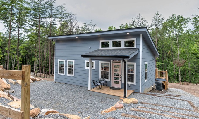 Lake Lure Cabin | Modern Cabin with Hot Tub