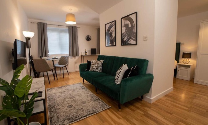 Mill Road Apartment | Modern & Central - KING Bed, Super FAST Wi-Fi