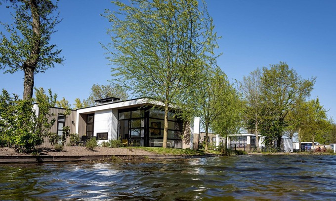 Hulshorst Ski Chalet | Modern chalet in a park near the Veluwemeer