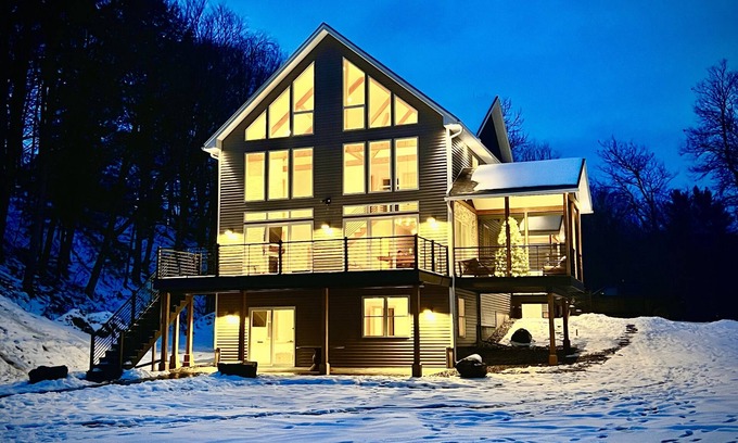 Stowe Area Ski Chalet | Modern Chalet Retreat | Close Stowe Mt. Resort & Village