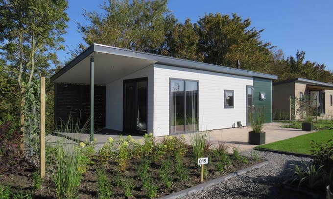 Bovenkarspel Ski Chalet | Modern chalet with dishwasher near Markermeer