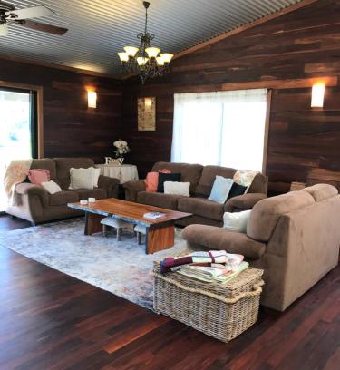Waggrakine House | Modern Character Home - 2 Bedroom & 10 Mins from City