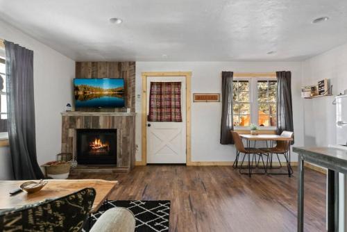 Sugarloaf House | Modern Chic Spruce Retreat