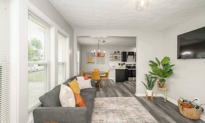 Cincinnati House | Modern Cincy Home - For 6
