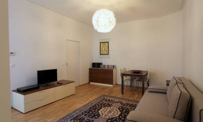 Brigittenau Apartment | Modern city apartment with balcony