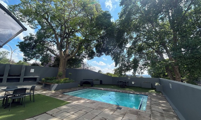 Parkwood Apartment | Modern City Escape 5min from Rosebank mall Fast WiFi Parking Pool Cinema