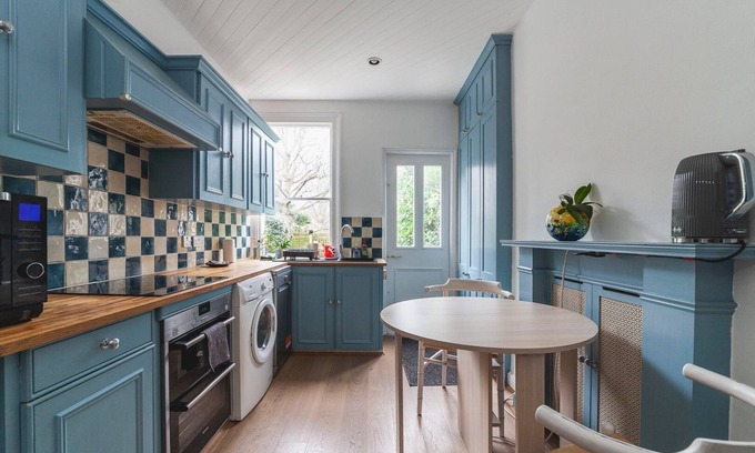 Stockwell Apartment | Modern Clapham Retreat with Private Garden