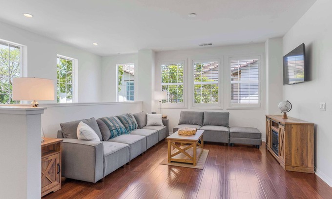 Riverpark House | Modern Coastal Escape in Riverpark (30+ Day Stays)