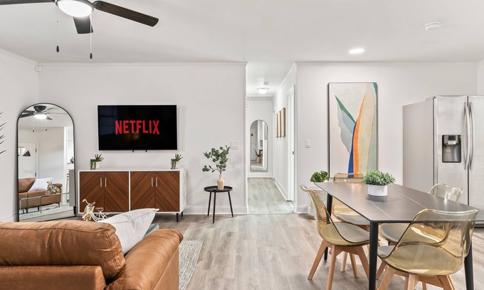 Fortson House | Modern & Comfy ~ 15mins to Downtown ~ Queen Beds!