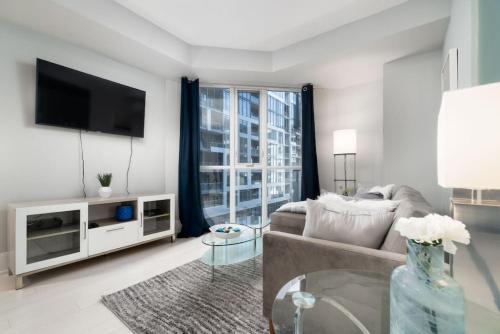 Wellington Place House | Modern Condo 1 BD 1BA with a Sofabed Downtown
