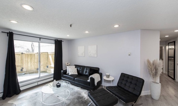 Southwest Calgary Condo | Modern condo downtown calgary. Walking distance from downtown, 17th Ave and 4th