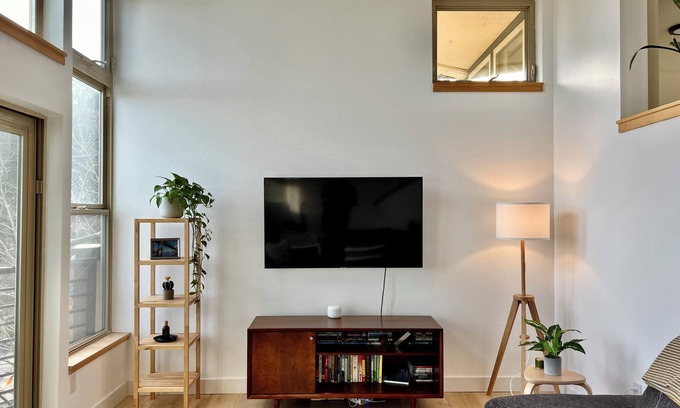 Portland Heights Condo | Modern condo with Mt Hood views near OHSU