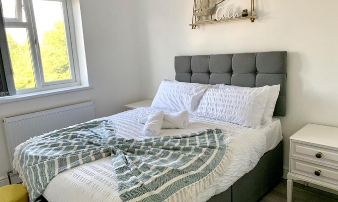 Stonnall House | Modern & Cosy 2-Bed Apartment Near NEC, Airport & JLR!