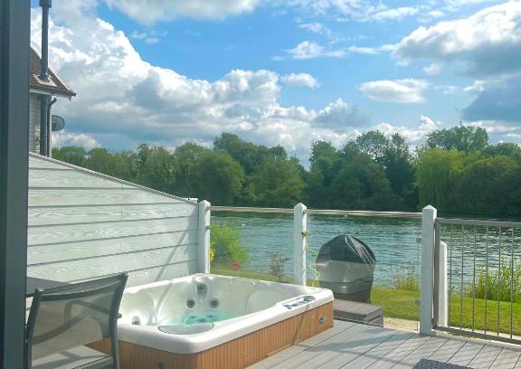 South Cerney House | Modern Cotswold Home w Hot Tub