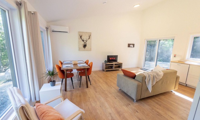 La Peche Ski Chalet | Modern Cottage, 15 min from Wakefield, Ski in-and-out (Pets welcome!)
