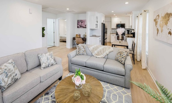 Mount Mourne House | Modern Cottage - 2BR - 5 Min Wlk to DT Davidson