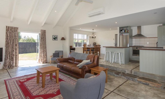 Albert Town House | Modern Cottage Charm - Albert Town near Wanaka