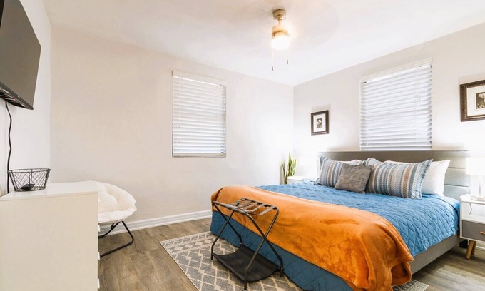 Gainesville House | Modern Cottage-Pets Welcome/5 min to UF & Hospitals