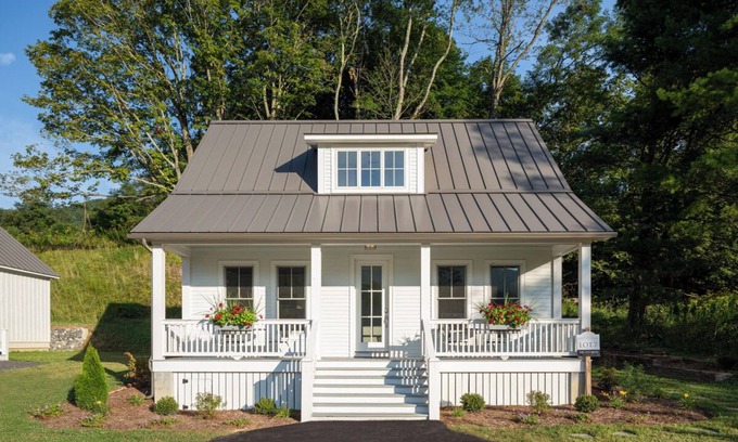 Warm Springs House | Modern cottage with Mountain Views, WiFi and access to the Old Dairy Complex