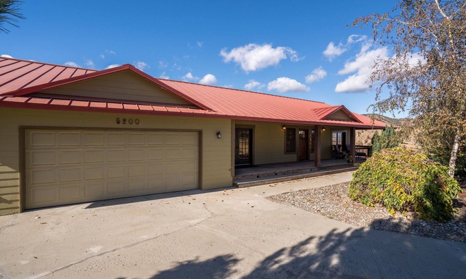 Wenatchee House | Modern Country Home 7 miles from mission ridge located in Wenatchee Heights