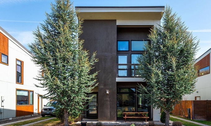 Southwest Bend House | Modern & Cozy 3 Bedroom Home in SW Bend near Old Mill District
