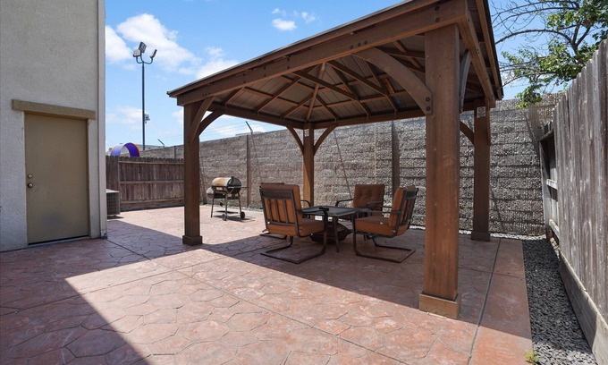 Ceres House | Modern Cozy 3-bedroom townhome minutes from hostipals in Modesto & Turlock