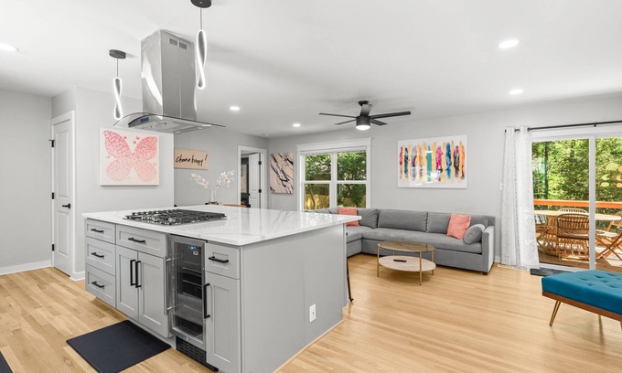 Garden Hills House | Modern, Cozy Buckhead 4+3 SFH + Backyard