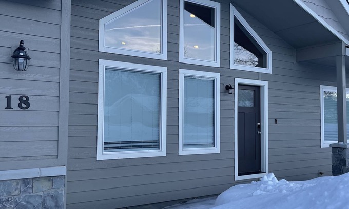 Donnelly House | Modern, Cozy Cabin near Tamarack & Cascade Lake With Private Hot Tub